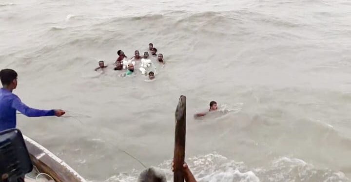 কুয়াকাটায় ঝড়ের কবলে ট্রলার ডুবি, ২ জেলে নিখোঁজ