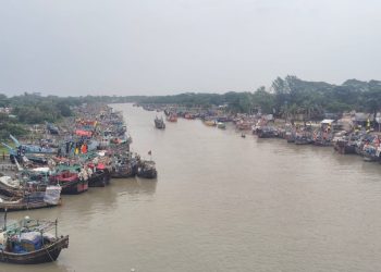 কলাপাড়ায় বৈরী আবহাওয়া ও অবৈধ ট্রলিংয়ের দৌরাত্ম্যে বিপর্যস্ত মৎস্যখাত