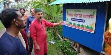 কলাপাড়ায় নামাজরত অবস্থায় ভেঙে পড়ল মসজিদের পাটাতন, সংস্কারের আশ্বাস যুবদল নেতার