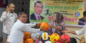 পটুয়াখালীতে আলতাফ চৌধুরীর পক্ষ থেকে বিভিন্ন বিদ্যালয়ে খেলাধূলার সামগ্রী প্রদান