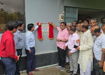 দুমকিতে একগুচ্ছ উন্নয়নকাজের উদ্বোধন করলেন জেলা পরিষদ প্রশাসক স্নেহাংশু সরকার কুট্টি