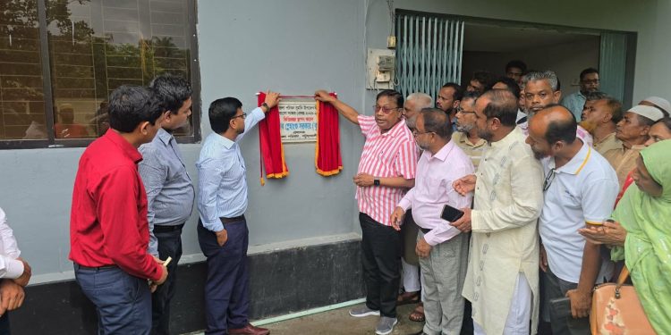 দুমকিতে একগুচ্ছ উন্নয়নকাজের উদ্বোধন করলেন জেলা পরিষদ প্রশাসক স্নেহাংশু সরকার কুট্টি