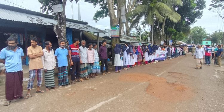 দশমিনায় শিক্ষককে শারীরিক নির্যাতনের প্রতিবাদে মানববন্ধন