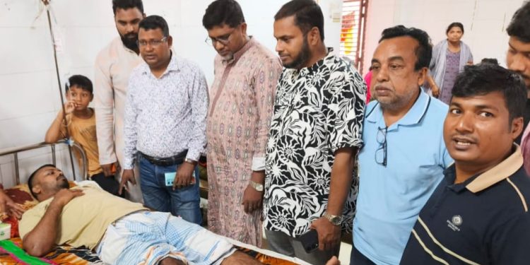 হাতুড়িপেটায় আহত সাংবাদিক বাচ্চুর পাশে বরিশাল জেলা সাংবাদিক নির্যাতন প্রতিরোধ কমিটি