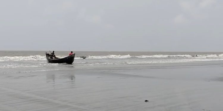 লঘুচাপের প্রভাবে উত্তাল বঙ্গোপসাগর, উপকূলে থেমে থেমে বৃষ্টিপাত