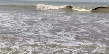 লঘুচাপের প্রভাবে উপকূলের বিভিন্ন স্থানে মুষলধারে বৃষ্টিপাত, উত্তাল বঙ্গোপসাগর