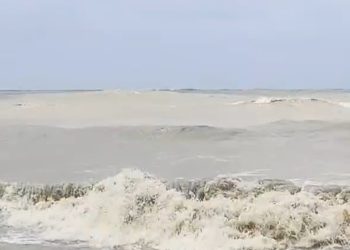 মৌসুমী নিম্নচাপের প্রভাবে উপকূলে বৃষ্টিপাত অব্যাহত, সাগর উত্তাল
