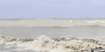 মৌসুমী নিম্নচাপের প্রভাবে উপকূলে বৃষ্টিপাত অব্যাহত, সাগর উত্তাল