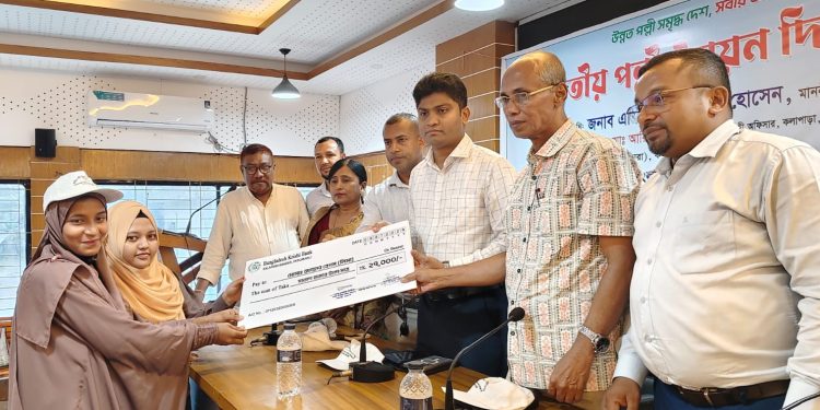 কলাপাড়ায় প্রথমবারের মতো জাতীয় পল্লী উন্নয়ন দিবস পালিত