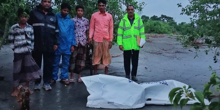 কুয়াকাটা সমুদ্র সৈকত থেকে যুবকের অর্ধগলিত মরদেহ উদ্ধার