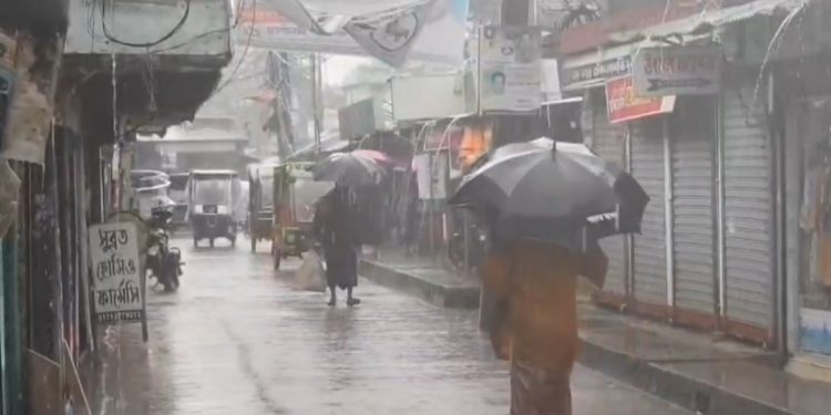 সক্রিয় মৌসুমী বায়ুর প্রভাবে পটুয়াখালীতে টানা ৫ দিনের বৃষ্টিপাতে জনজীবনে ভোগান্তি