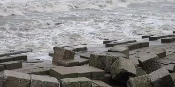 কুয়াকাটা সৈকতের বেরিবাঁধেই আঘাত, নতুন শঙ্কায় এলাকবাসী