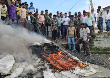 কলাপাড়ায় ১ হাজার পিস নিষিদ্ধ চায়না দুয়ারী জাল জব্দ, পুড়িয়ে ধ্বংস