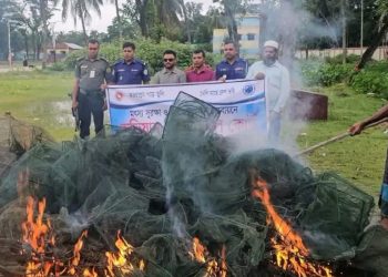 গলাচিপায় যৌথ অভিযানে ৩০টি নিষিদ্ধ চায়না দুয়ারী জাল জব্দ, আগুনে পুড়িয়ে ধ্বংস