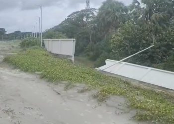ফের ধসে পড়েছে পায়রা বন্দরের আবাসিক এলাকার দুটি সীমানা দেয়াল