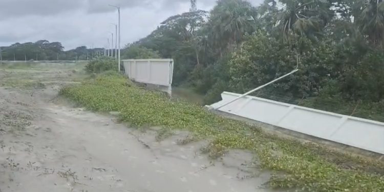 ফের ধসে পড়েছে পায়রা বন্দরের আবাসিক এলাকার দুটি সীমানা দেয়াল