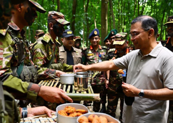 সেনাবাহিনীর গ্রীষ্মকালীন মহড়ায় আকস্মিক পরিদর্শন প্রধানমন্ত্রীর