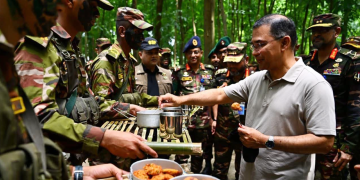 সেনাবাহিনীর গ্রীষ্মকালীন মহড়ায় আকস্মিক পরিদর্শন প্রধানমন্ত্রীর
