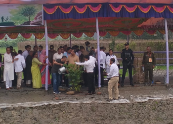 গৌরনদীতে বৃক্ষরোপণ করলেন প্রধানমন্ত্রী