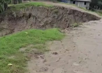 কলাপাড়ায় আন্দারমানিক নদীর বেরিবাঁধসহ ধসে পড়ল স্লুইস, পানিবন্দী সাত গ্রামের মানুষ