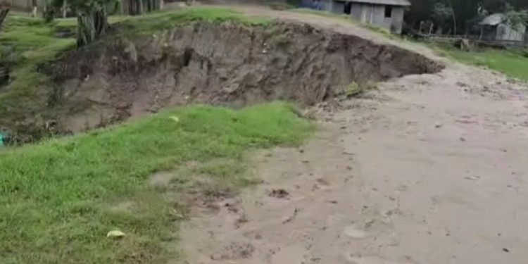 কলাপাড়ায় আন্দারমানিক নদীর বেরিবাঁধসহ ধসে পড়ল স্লুইস, পানিবন্দী সাত গ্রামের মানুষ