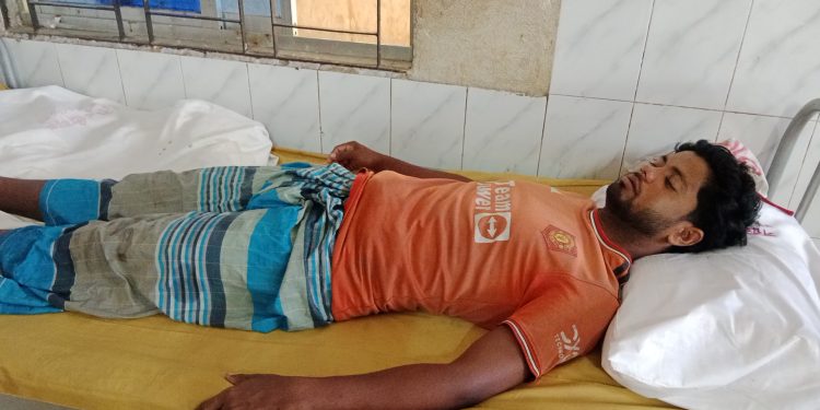 কলাপাড়ায় ঘর থেকে ডেকে নিয়ে এক যুবককে বেধরক পিটিয়ে জখম