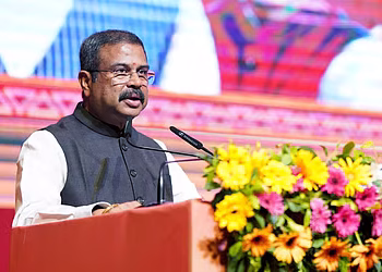 আন্দোলনের মুখে পদত্যাগ করলেন ভারতের শিক্ষামন্ত্রী