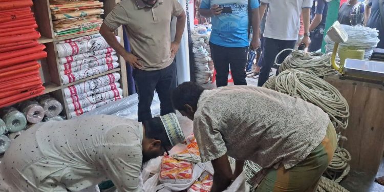 বাউফলে বিপুল পরিমাণ অবৈধ জাল ও পলিথিন জব্দ, ৩ জনকে জরিমানা
