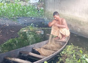 গলাচিপায় ইলিশ শিকার নিষেধাজ্ঞায় বঞ্চিত প্রকৃত জেলেরা, নাম নেই শাহ আলমের