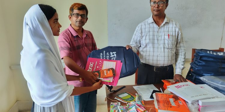 কলাপাড়ায় ব্র্যাকের স্মার্ট স্টুডেন্ট ফাইন্যান্সের উদ্যোগে শিক্ষার্থীদের মাঝে শিক্ষা উপকরণ বিতরণ