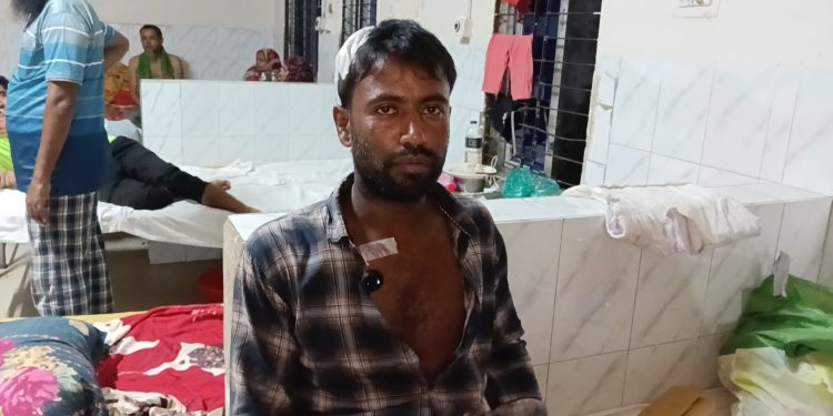 কলাপাড়ায় জমি-জমার বিরোধে যুবককে কুপিয়ে জখমের অভিযোগ, আদালতে মামলা