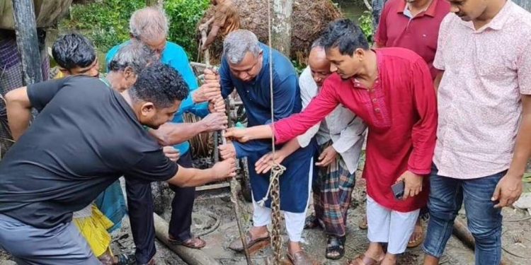 বাউফলে সুপেয় পানির সংকট, গভীর নলকূপ বসাচ্ছেন বিএনপি নেতা