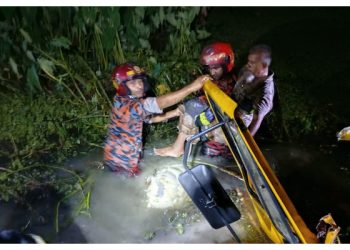 পটুয়াখালীতে নিয়ন্ত্রণ হারিয়ে খাদে লরি, রাতভর অভিযানে দুই জন জীবিত উদ্ধার