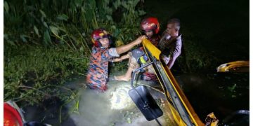 পটুয়াখালীতে নিয়ন্ত্রণ হারিয়ে খাদে লরি, রাতভর অভিযানে দুই জন জীবিত উদ্ধার