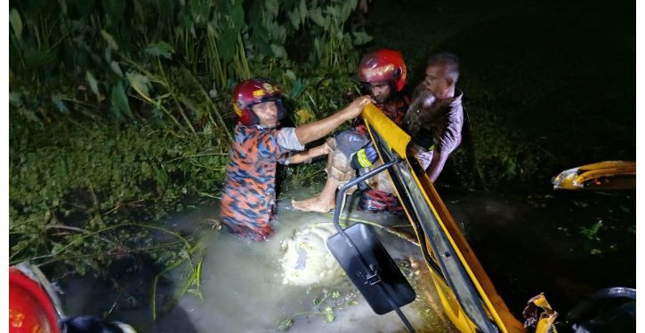 পটুয়াখালীতে নিয়ন্ত্রণ হারিয়ে খাদে লরি, রাতভর অভিযানে দুই জন জীবিত উদ্ধার