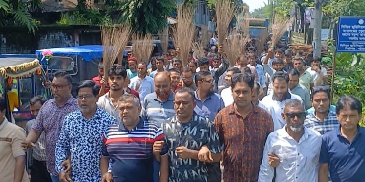 মির্জাগঞ্জে যুবদলের নতুন কমিটি বাতিলের দাবিতে ঝাড়ু মিছিল