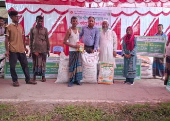 পটুয়াখালীতে ব্রি’র এলএসটিডি প্রকল্পের অধীনে ৪০ কৃষকের মাঝে কৃষি উপকরণ বিতরণ