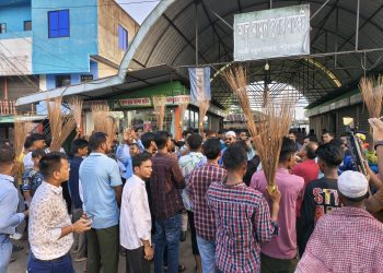 দুমকিতে ত্যাগীদের বাদ দিয়ে যুবদলের কমিটি গঠনের অভিযোগ, প্রতিবাদে ঝাড়ু মিছিল