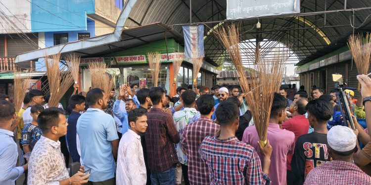দুমকিতে ত্যাগীদের বাদ দিয়ে যুবদলের কমিটি গঠনের অভিযোগ, প্রতিবাদে ঝাড়ু মিছিল