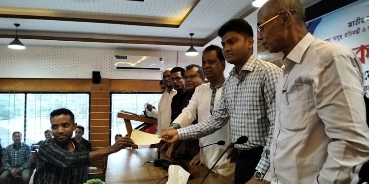 কলাপাড়ায় ৫৭ দুস্থ ও মেধাবী শিক্ষার্থীর মাঝে আর্থিক সহায়তার চেক বিতরণ