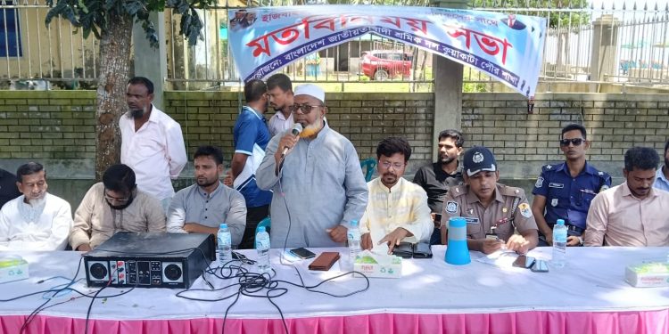 কুয়াকাটায় পর্যটকদের সেবা ও শৃঙ্খলা নিশ্চিতে পরিবহন চালকদের নিয়ে মতবিনিময় সভা