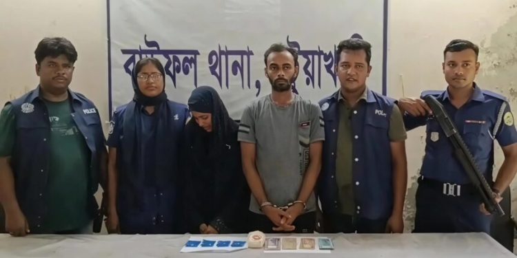 প্যাম্পাসে ইয়াবা লুকিয়েও রক্ষা নেই, ধরা খেলেন মাদক কারবারির স্ত্রী ও সহযোগী