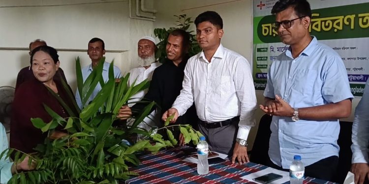 মহিপুরে সুবিধাবঞ্চিত নারী ও কৃষকদের মাঝে ৩ হাজার গাছের চারা বিতরণ