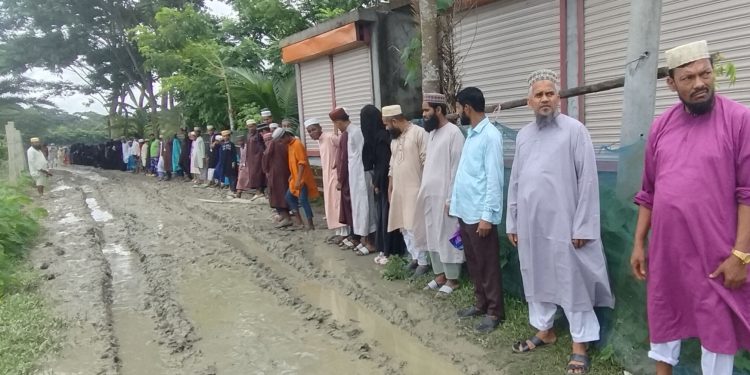 দশমিনায় রাস্তা পাকা করার দাবিতে এলাকাবাসীর মানববন্ধন