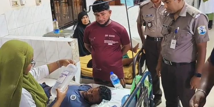 বঙ্গোপসাগরে জলদস্যুর হানা: মাঝি ও ১২ জেলে আহত, লক্ষাধিক টাকার মালামাল লুট
