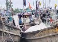 মহিপুর-আলীপুর মৎস্য বন্দরে তীব্র বরফ সংকটে সাগরে যেতে পারছে না শত শত ট্রলার
