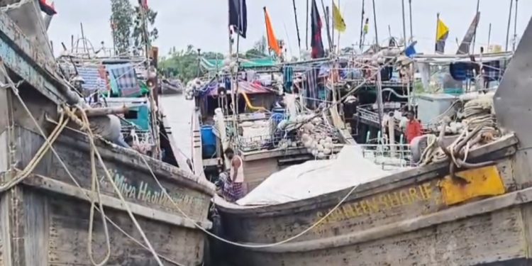 মহিপুর-আলীপুর মৎস্য বন্দরে তীব্র বরফ সংকটে সাগরে যেতে পারছে না শত শত ট্রলার