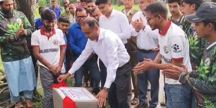 দেশে প্রথমবারের মতো জেলা প্রশাসকের উদ্যোগে বন্যপ্রাণীর জন্য ‘অ্যানিমেল শেড’ উদ্বোধন