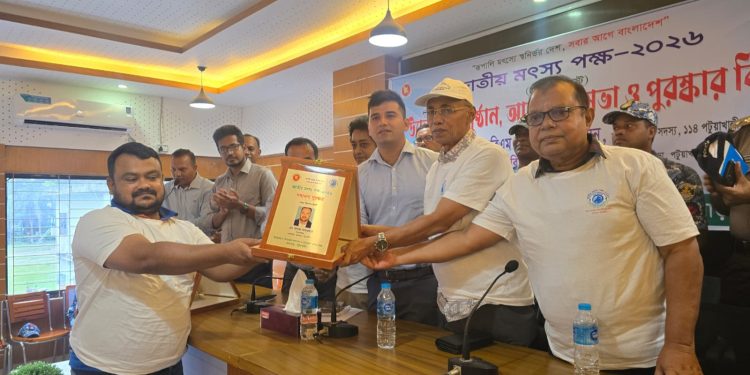 কলাপাড়ায় ‘জাতীয় মৎস্য পক্ষ’ উদযাপিত ও শ্রেষ্ঠ খামারিদের সম্মাননা