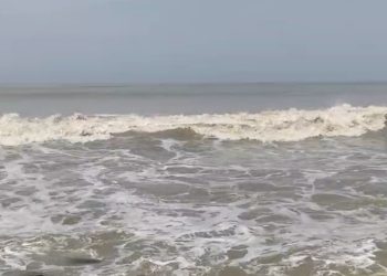 মৌসমুী নিম্নচাপের প্রভাবে মুষলধারে বৃষ্টি, পায়রা বন্দরে ৩ নম্বর সতর্ক সংকেত